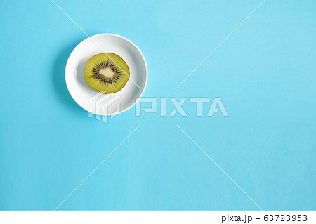 小皿のキウイフルーツ ビタミンc 葉酸 健康 栄養 食物繊維などの写真素材