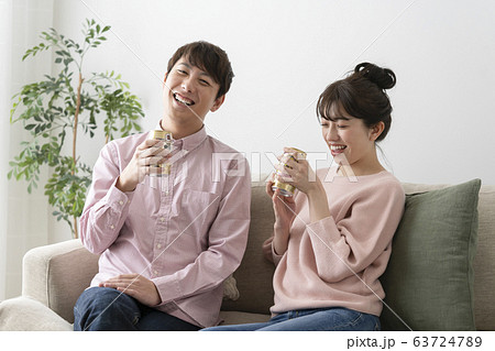 カップル　家飲み　イメージ 63724789