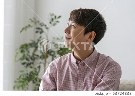 笑顔の30代男性の横顔の写真素材