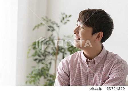 笑顔の30代男性の横顔 63724849