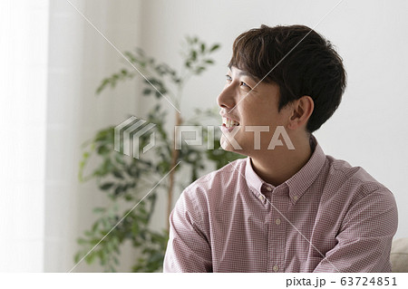 笑顔の30代男性の横顔 63724851