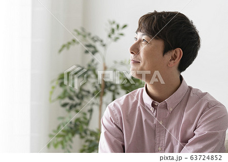 笑顔の30代男性の横顔 63724852