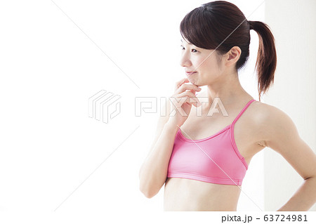 女性　エアロビ　ダンス　フィットネス　スポーツ　エクササイズ 63724981