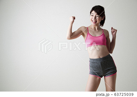 女性　エアロビ　ダンス　フィットネス　スポーツ　エクササイズ 63725039