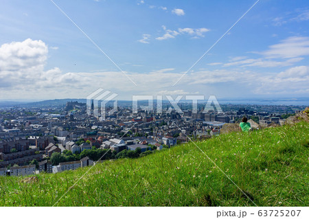 People enjuoing the high angle view cityscape from People enjuoing the high angle view cityscape from 63725207