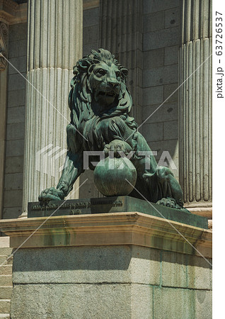 Sculpture lion cast in bronze on building facade of Madrid Sculpture lion cast in bronze on building facade of Madrid 63726537