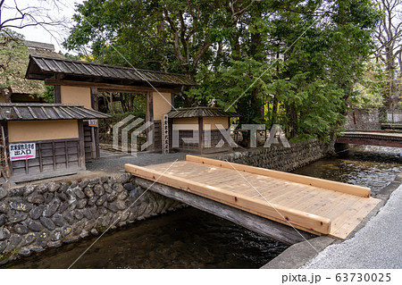 宮城県 白石市 武家屋敷の前の水路 門 宮城県 白石市 武家屋敷の前の水路 門 63730025