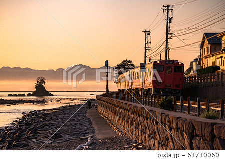 《富山県》雨晴海岸の夜明け・氷見線 《富山県》雨晴海岸の夜明け・氷見線 63730060
