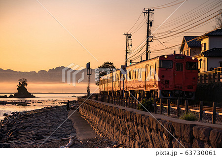 《富山県》雨晴海岸の夜明け・氷見線 《富山県》雨晴海岸の夜明け・氷見線 63730061