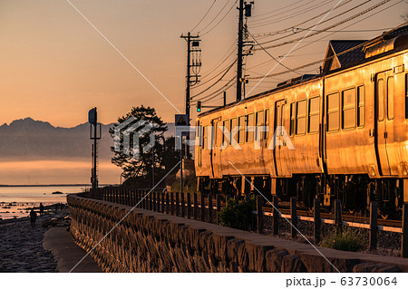 《富山県》雨晴海岸の夜明け・氷見線 63730064