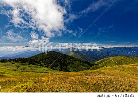 巻機山の草紅葉と雲掛る上越国境稜線 63730235