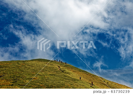 雲湧く初秋の巻機山稜線 雲湧く初秋の巻機山稜線 63730239
