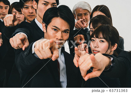 指差すビジネスパーソン 63731363