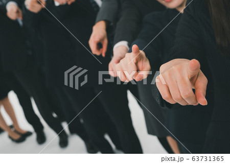 指差すビジネスパーソン 指差すビジネスパーソン 63731365