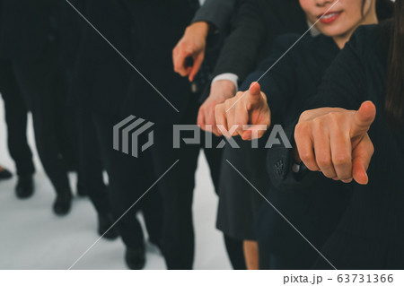 指差すビジネスパーソン 63731366