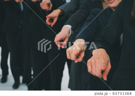 指差すビジネスパーソン　ヘイト 63731368