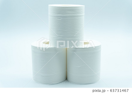 白背景のトイレットペーパー 63731467