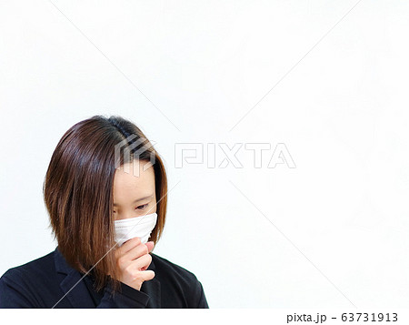 マスクをする女性 マスクをする女性 63731913