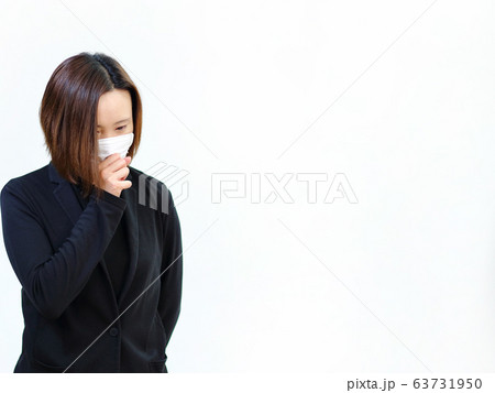 マスクをする女性 63731950