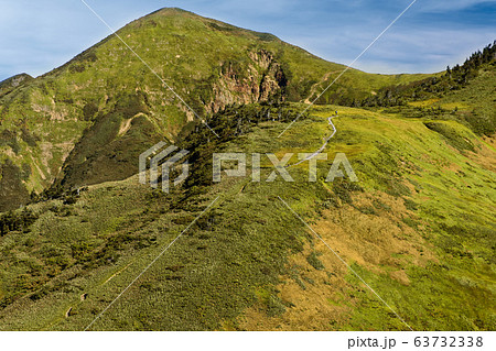 ニセ巻機の稜線から見る割引岳と巻機山へ向かう登山者 ニセ巻機の稜線から見る割引岳と巻機山へ向かう登山者 63732338
