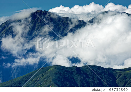 巻機山稜線から見る雲湧く谷川岳 63732340