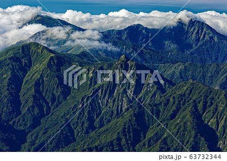 巻機山稜線から見る雲湧く谷川連峰と大源太山 63732344