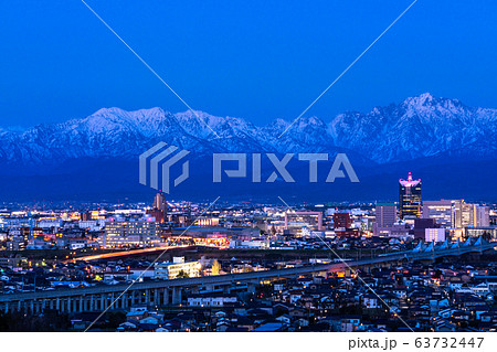 《富山県》立山連峰を望む・富山市の夜景 63732447