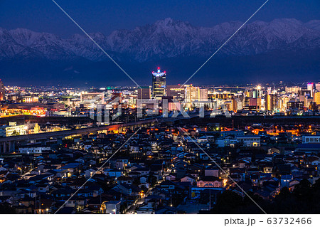 富山県》立山連峰を望む・富山市の夜景の写真素材 [63732466] - PIXTA