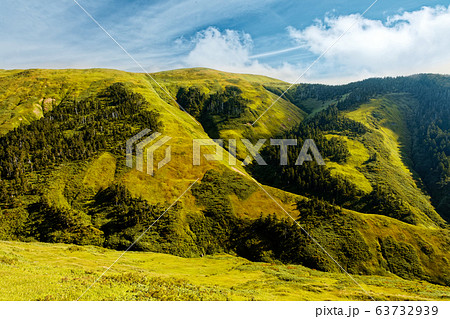 ニセ巻機付近から見る雲湧く巻機山稜線と米子沢源頭 63732939