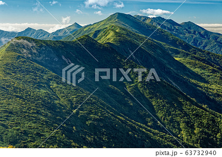 巻機山稜線から見る谷川連峰・朝日岳 巻機山稜線から見る谷川連峰・朝日岳 63732940