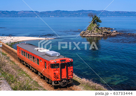 《富山県》氷見線と女岩・雨晴海岸 63733444