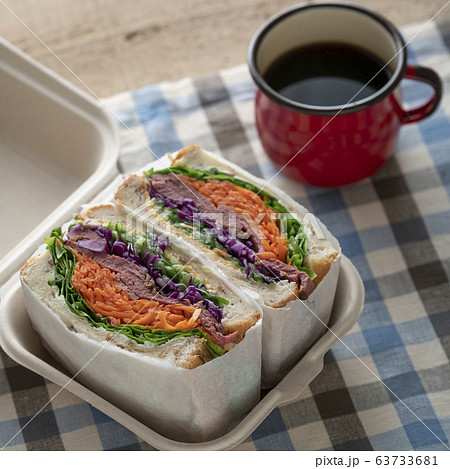 野菜とローストビーフの分厚いサンドイッチ 63733681