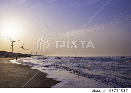 (静岡県)浜岡砂丘・浜辺の風車 早朝 (静岡県)浜岡砂丘・浜辺の風車 早朝 63734357