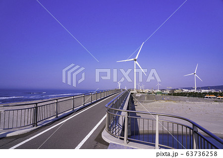 （静岡県）菊川河口の潮騒橋・浜辺の風車 63736258