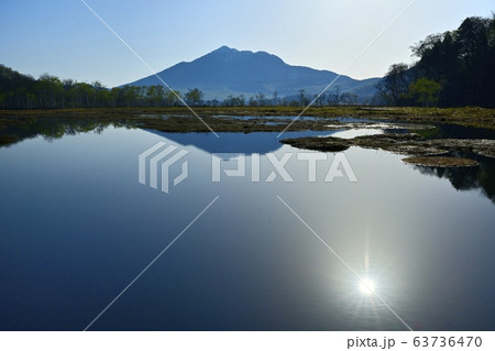 尾瀬ヶ原と池塘に燧ヶ岳 尾瀬ヶ原と池塘に燧ヶ岳 63736470