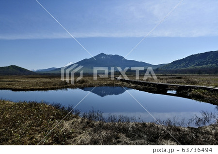 尾瀬ヶ原に池塘と木道に燧ヶ岳 63736494