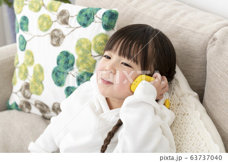 キッズ携帯で通話する5才の女の子 63737040