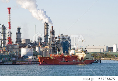 石油コンビナートと荷役をするタンカー 石油コンビナートと荷役をするタンカー 63738875