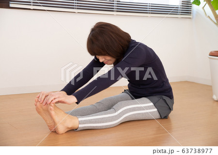 シニア女性 ストレッチ シニア女性 ストレッチ 63738977