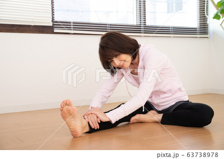 シニア女性 ストレッチ シニア女性 ストレッチ 63738978