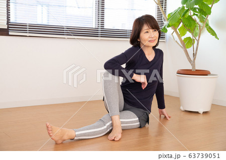 シニア女性 ストレッチ シニア女性 ストレッチ 63739051