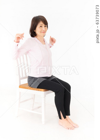 シニア女性 ストレッチ 63739073
