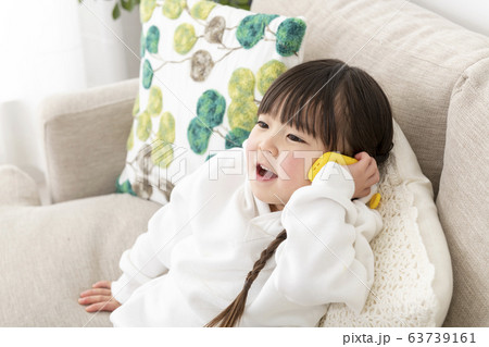 キッズ携帯で通話する５才の女の子 63739161