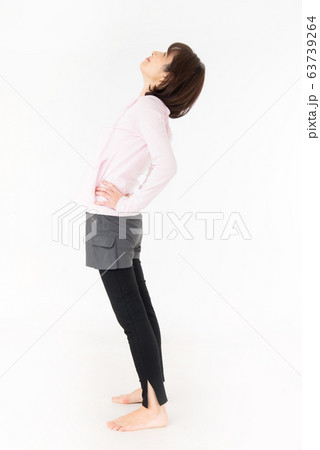 シニア女性 ストレッチ 63739264