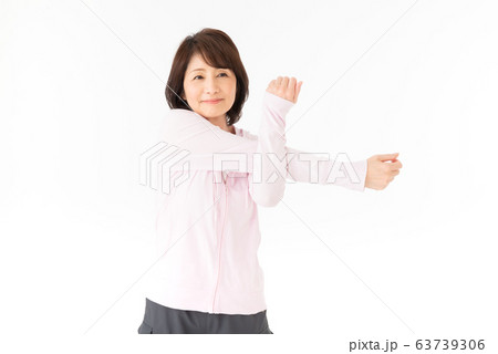 シニア女性 ストレッチ シニア女性 ストレッチ 63739306