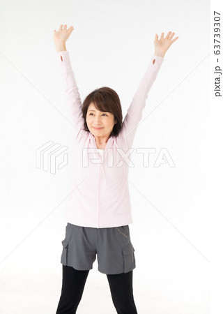 シニア女性 ストレッチ シニア女性 ストレッチ 63739307