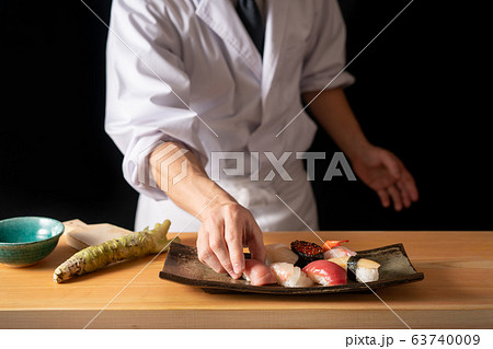 鮨を握る板前 鮨を握る板前 63740009