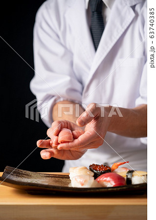 鮨を握る板前 鮨を握る板前 63740385