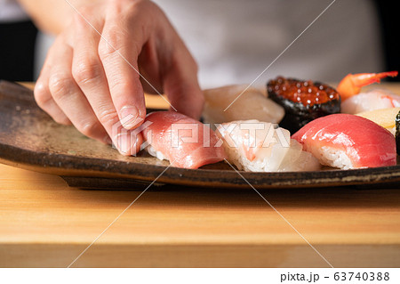 鮨を握る板前 63740388