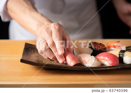 鮨を握る板前 63740396